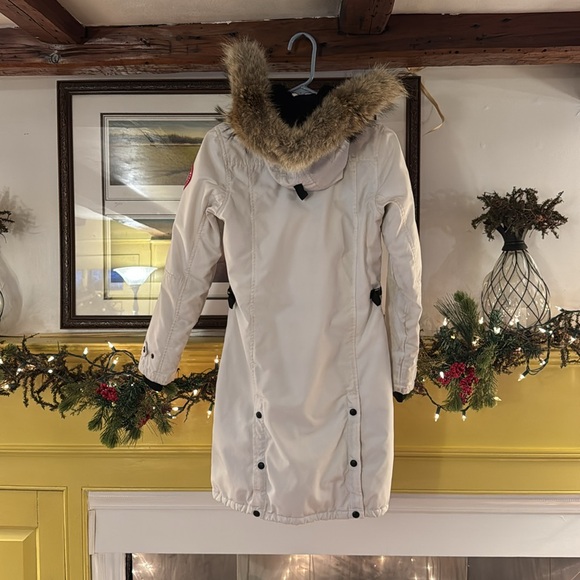 White Canada Goose Parka sz XS NEEDS CLEANING- see pics Coyote Fur detach hood - Picture 6 of 12
